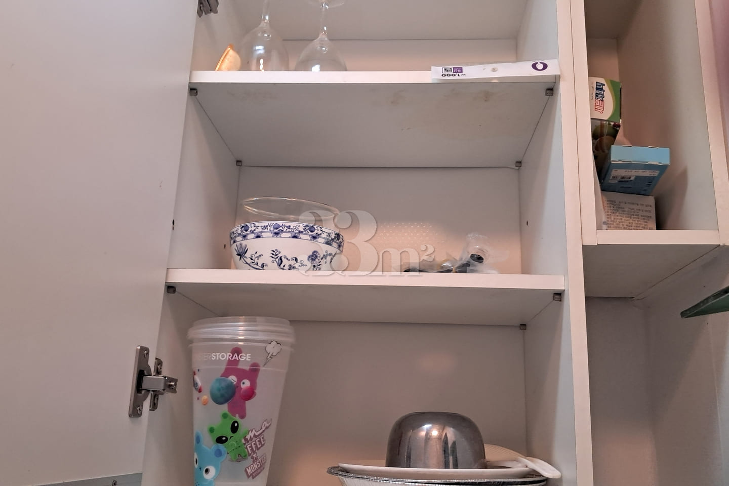 A clean house near Starbucks. 14th image