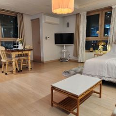 Marine City, double-sided window, large room  Unit Image