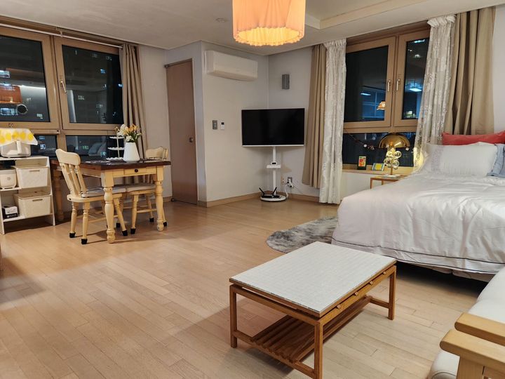 Marine City, double-sided window, large room  방 이미지