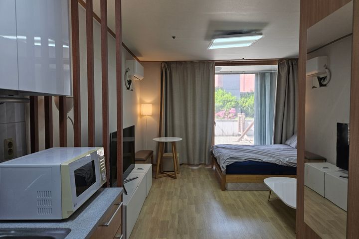 5 minutes from Gasan Station. Room with a ter 17th image
