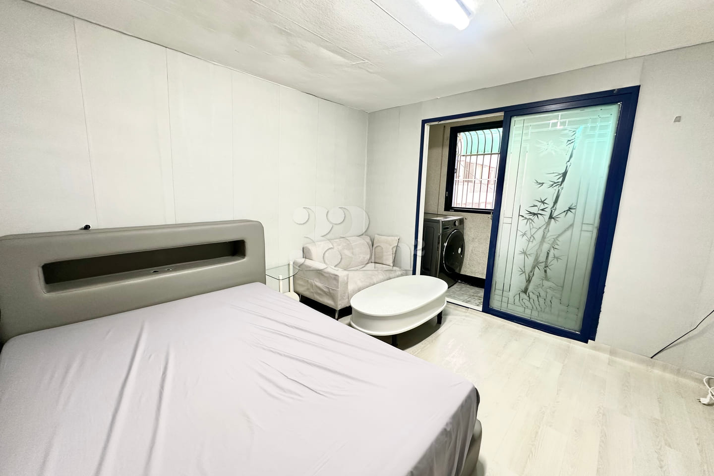 Sunny two-bedroom apartment near the subway s 1th image