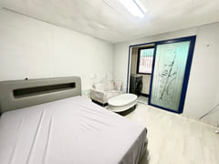 Sunny two-bedroom apartment near the subway s 1th image