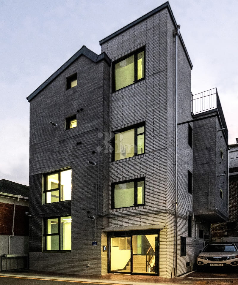 Sunny, fully furnished unit 12th image