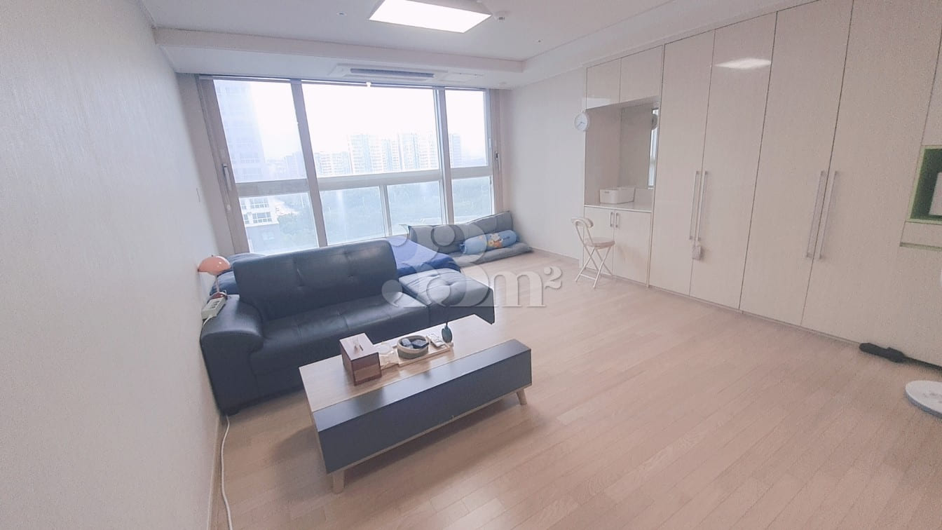 Fully furnished studio near the station! 0th image
