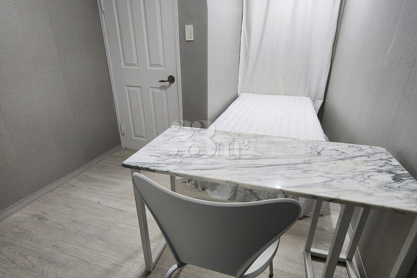 Clean, south-facing studio apartment 5th image