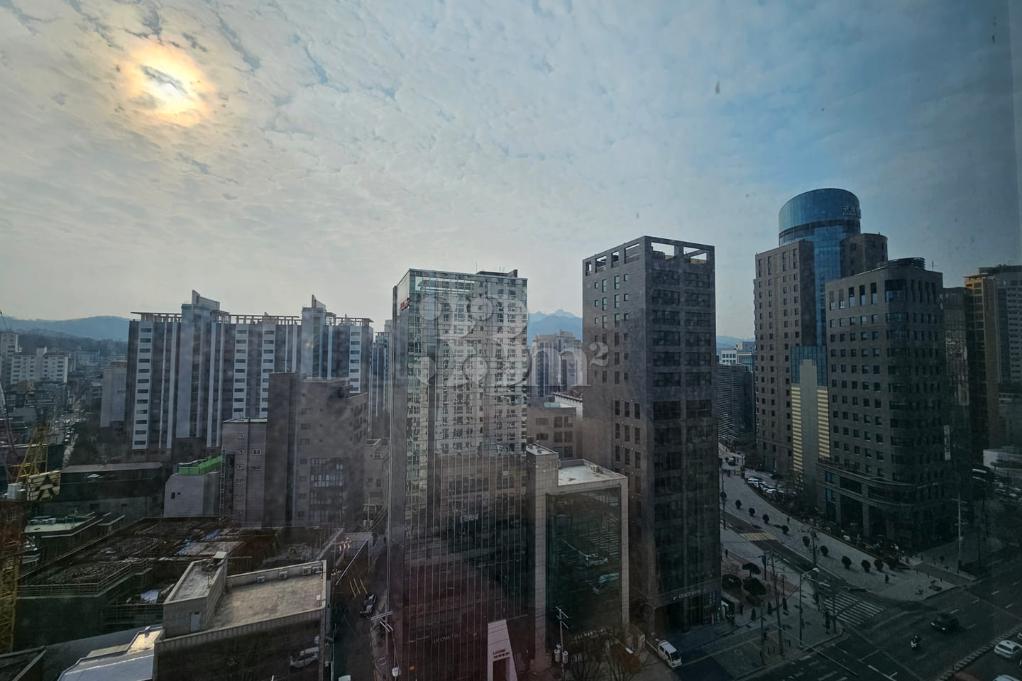 High-rise, fully furnished unit near Bangbae/ 3th image