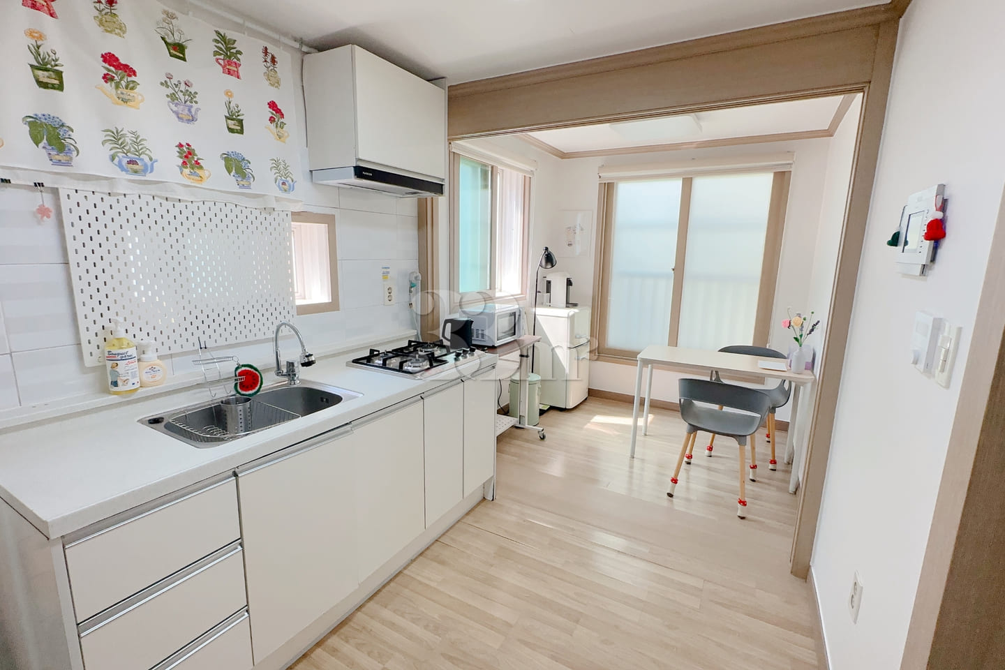 Comfortable studio apartment near Mangwon Han 0th image