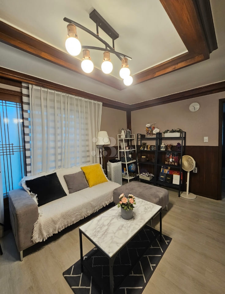 3-bedroom unit, 4th floor, 2-minute walk from 0th image