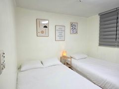 Clean, modern house. 12th image