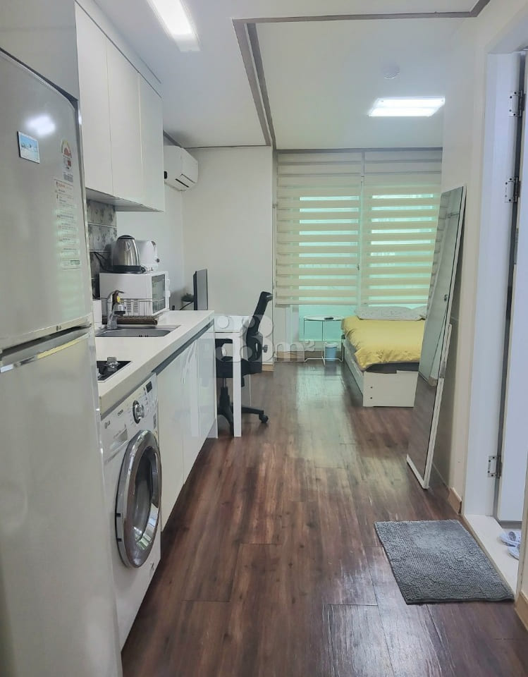 Cozy room near Sinsa Station 0th image