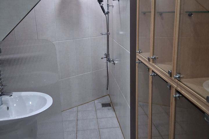 Japanese micro-home with easy parking 14th image