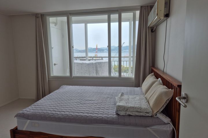 3-bedroom apartment with an ocean view 4th image