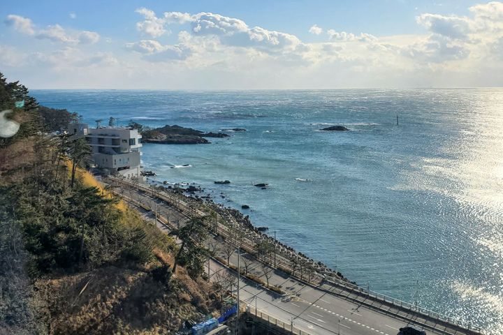 Mountains, rivers, and the sea at a single gl 5th image