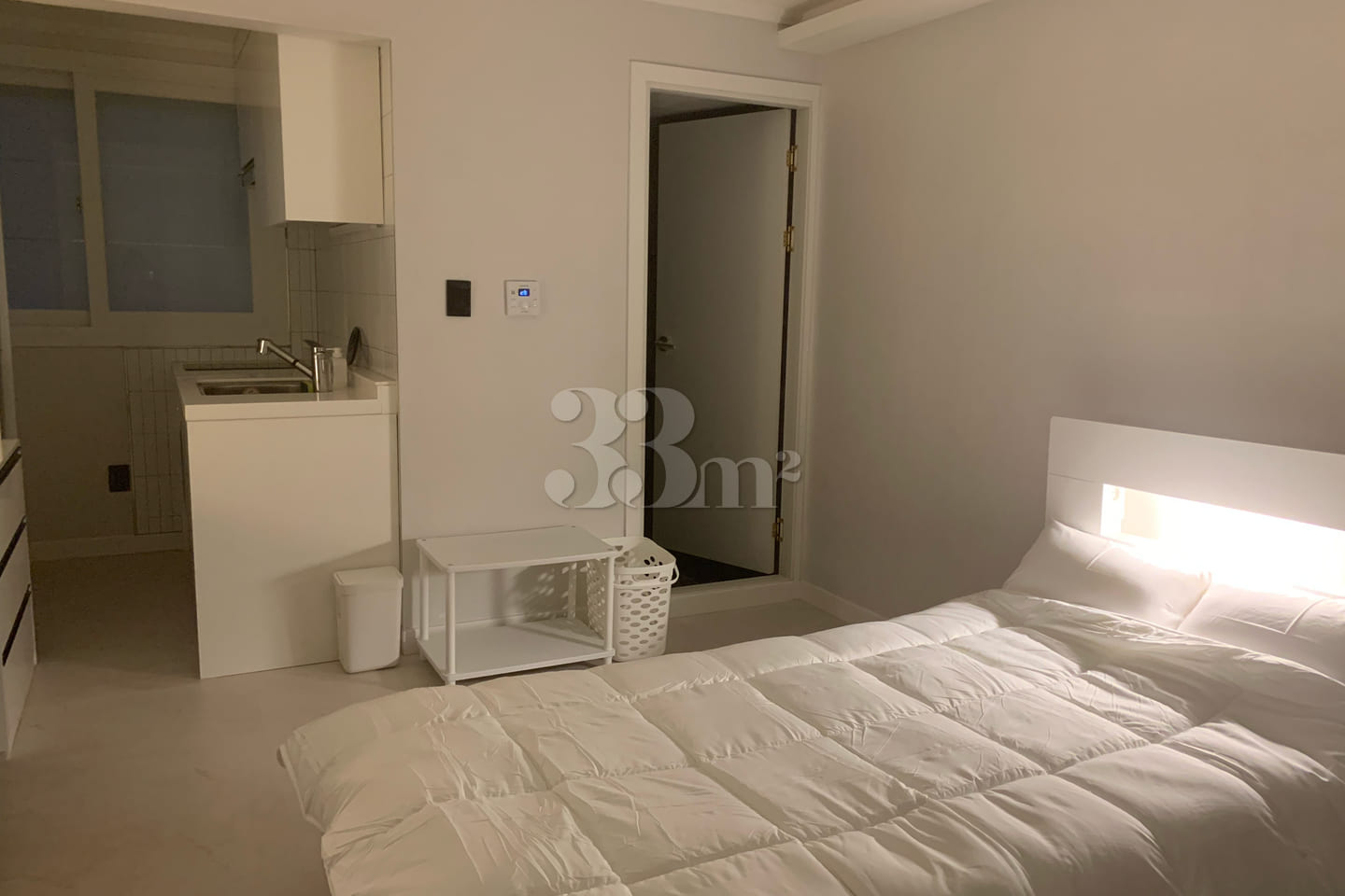 Hotel-style White Room Fully Furnished 1th image