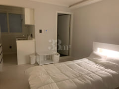Hotel-style White Room Fully Furnished 1th image
