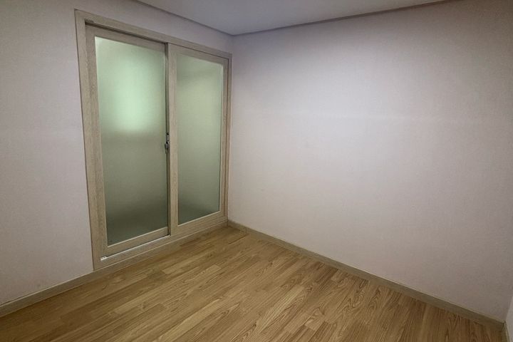 Spacious two-bedroom apartment in Sillim-dong 1th image