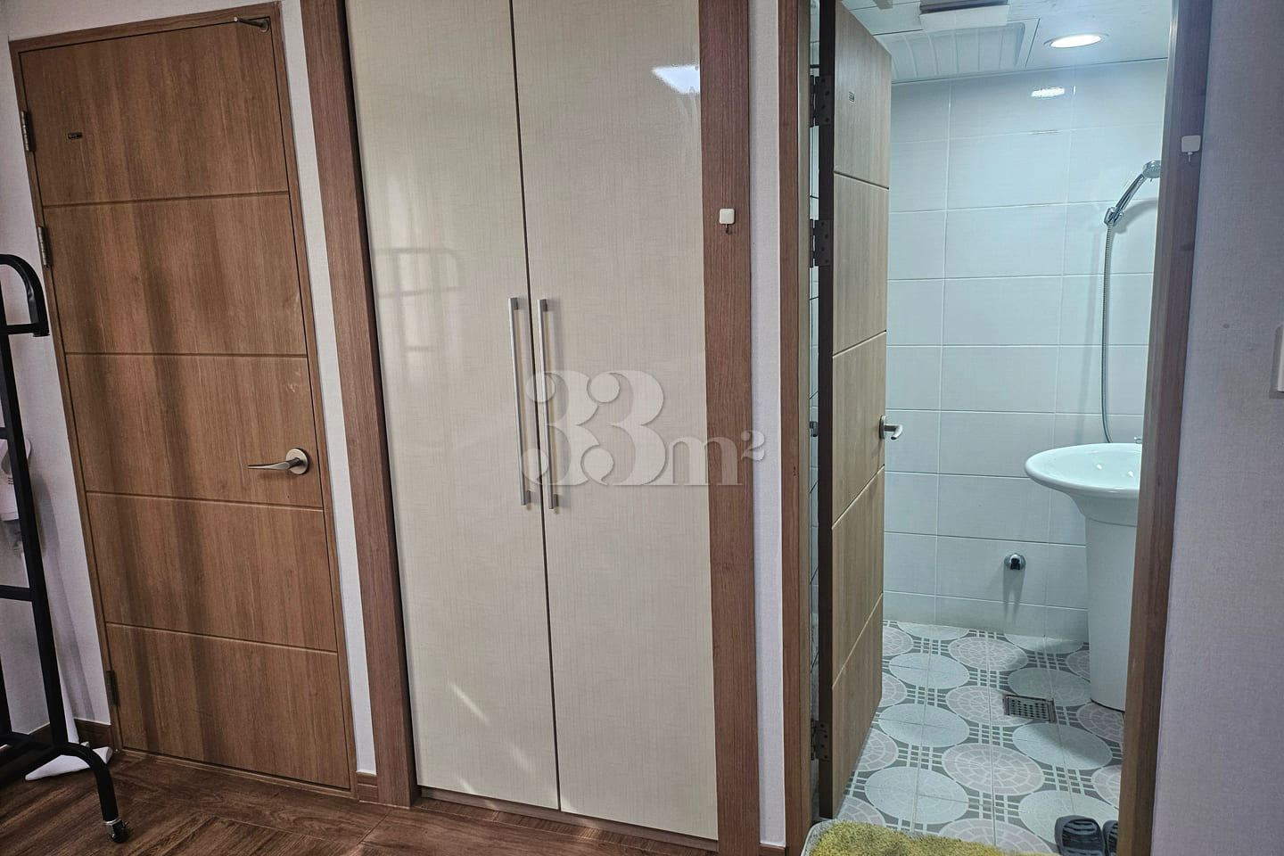It is a studio apartment with a kitchen. 3th image
