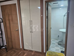 It is a studio apartment with a kitchen. 3th image