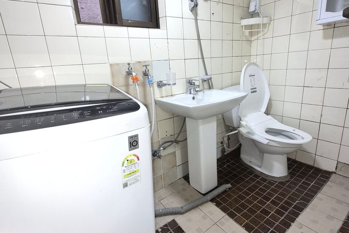 Two rooms, sleeps 4 or more. 10th image