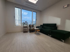 Apartment-style layout: 2 bathrooms 1th image