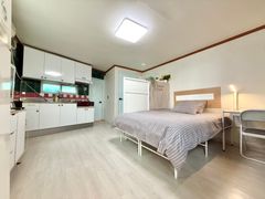 Spacious accommodation in Yeongdeungpo 2th image