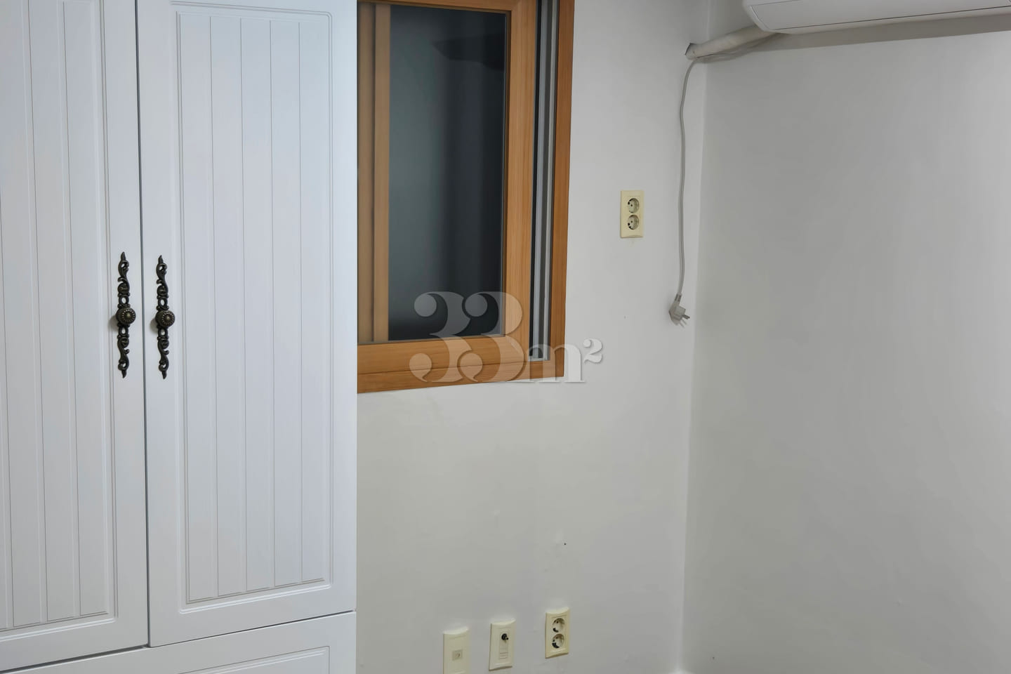 Room 102 7th image