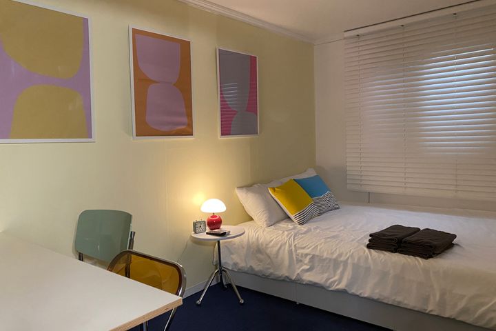 5 minutes from Sinchon Station / 1st floor, p 0th image