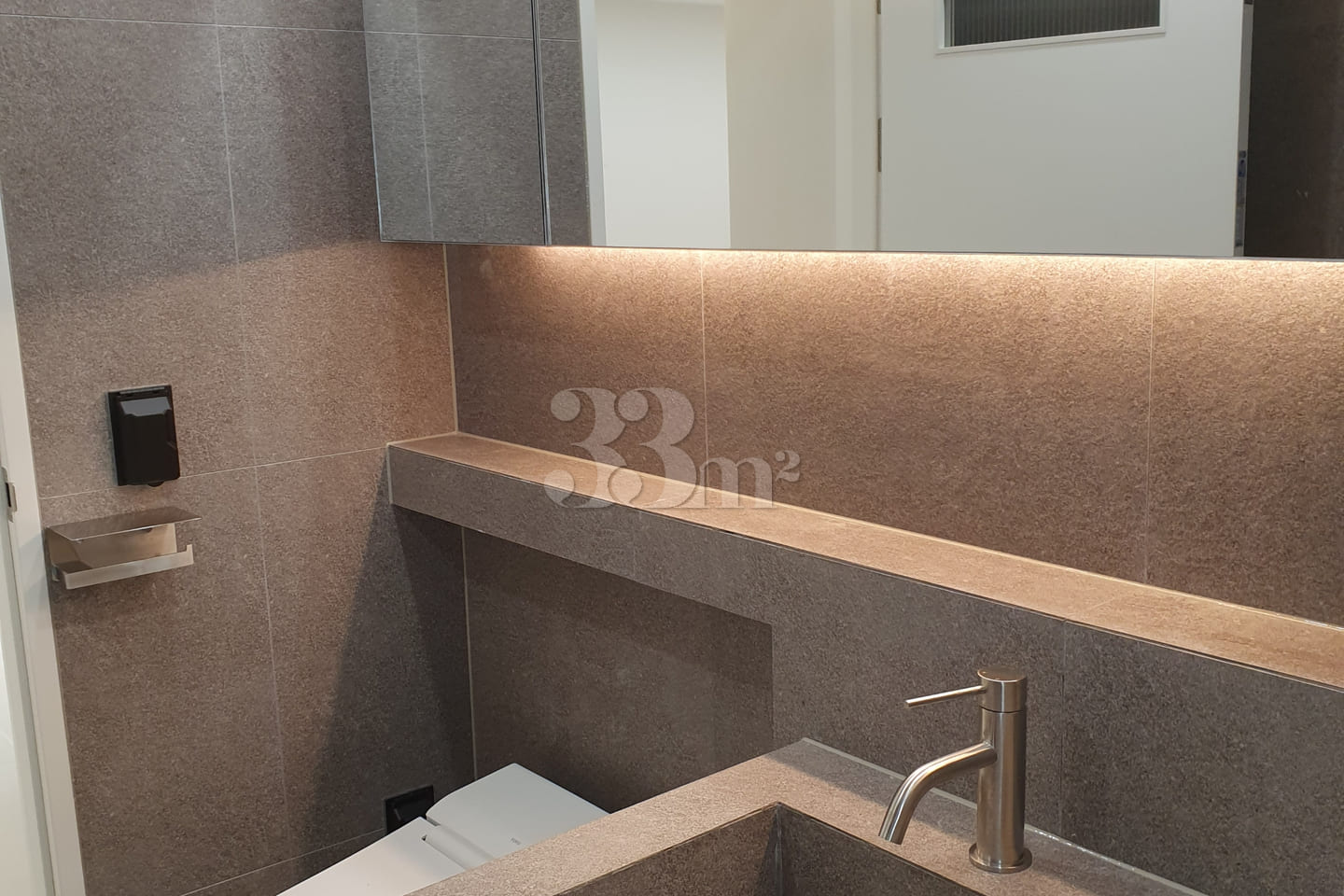 Top-of-the-line remodeled 3-room apartment in 15th image