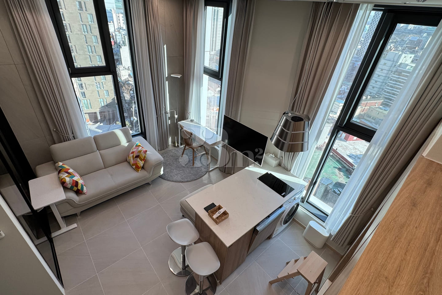 Luxury 10th-floor unit in the city center 0th image