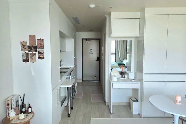 Fully furnished studio right next to the subw 7th image