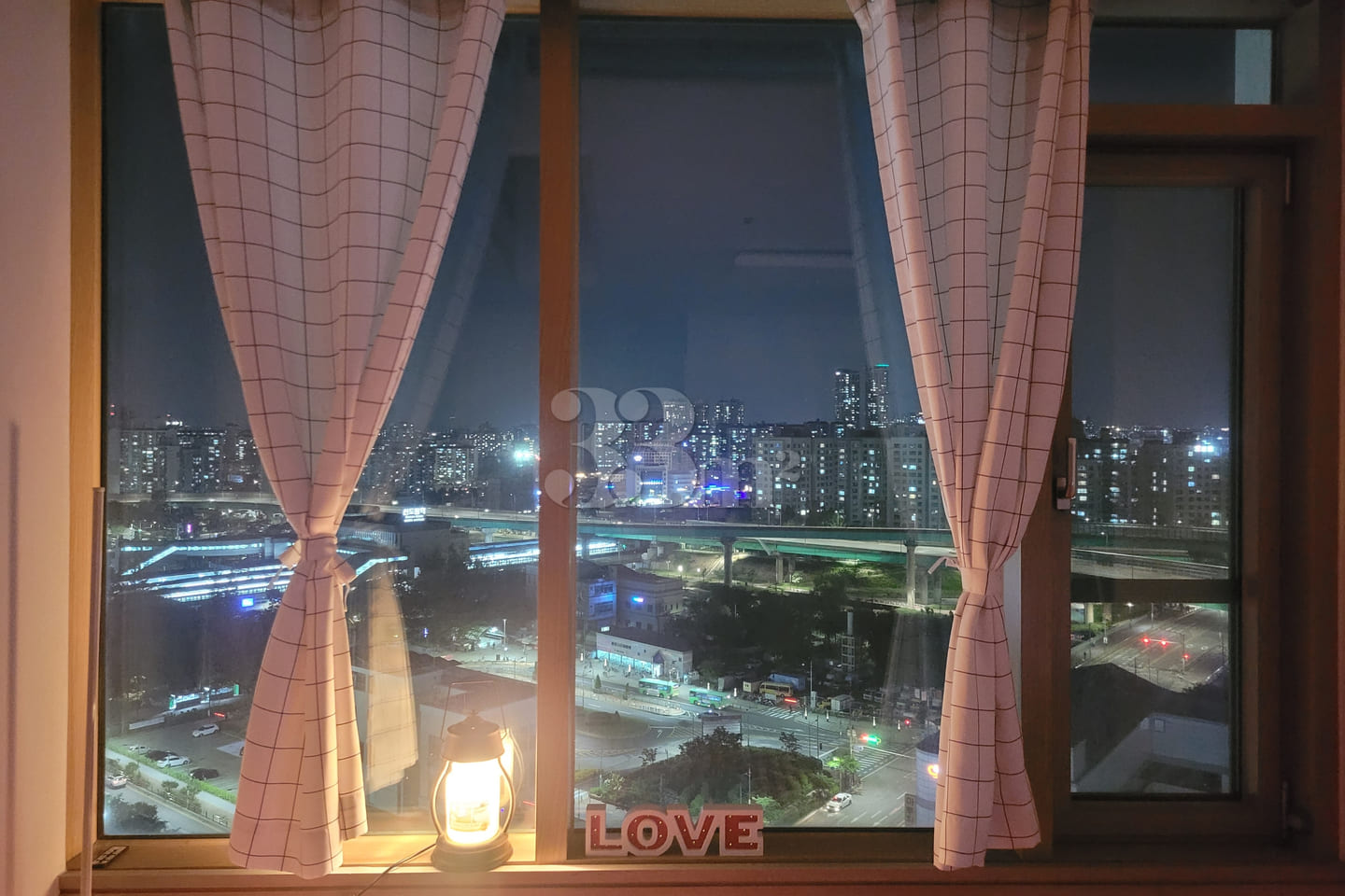 Floor-to-ceiling window view β One Valley π 2th image