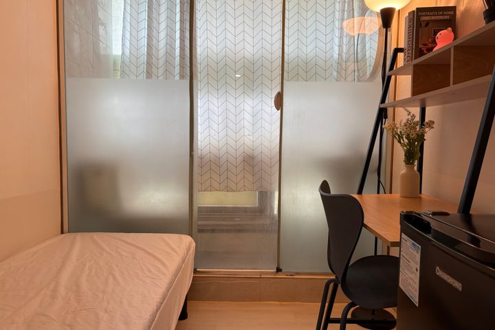 Studio with an exterior window, Unit 323 4th image