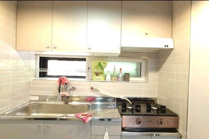 A cozy and clean three-room apartment. 2th image