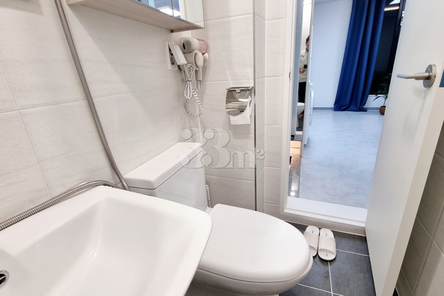 Sunny, fully furnished unit 10th image