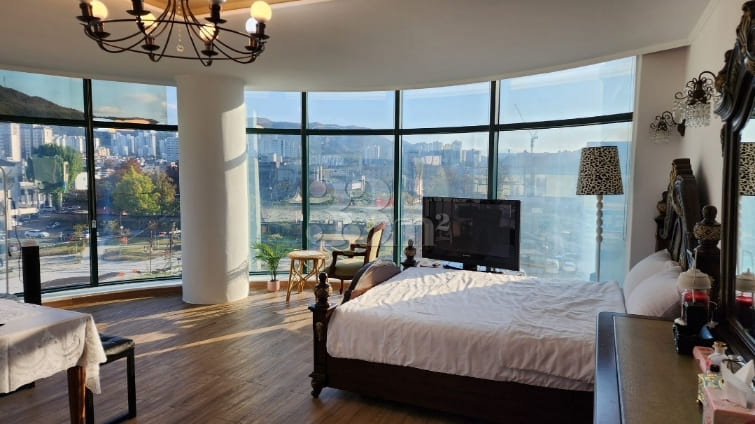 Luxury Room with Park View and Floor-to-Ceili 0th image