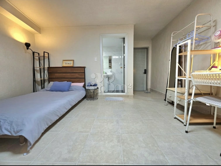 Clean studio apartment (private parking) 2th image