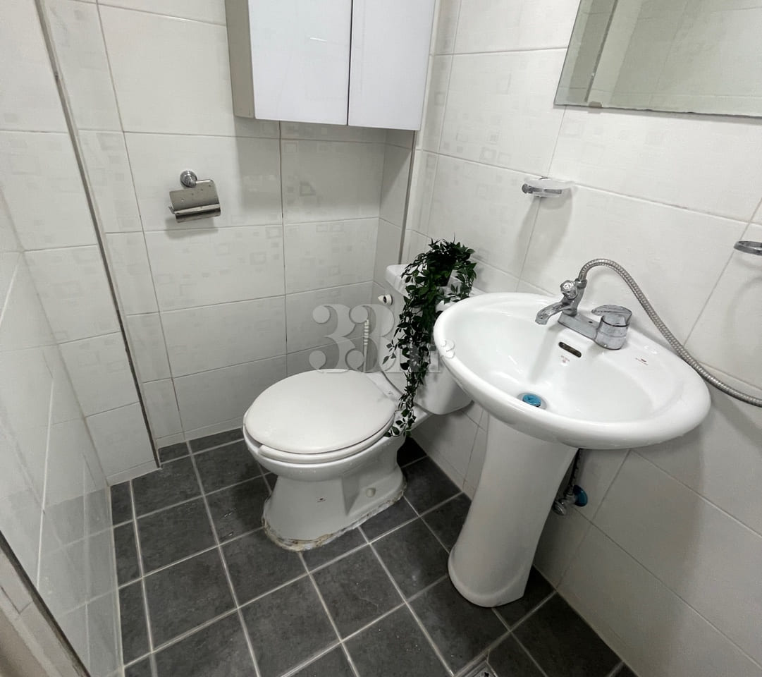 Raum Suite 502 17th image