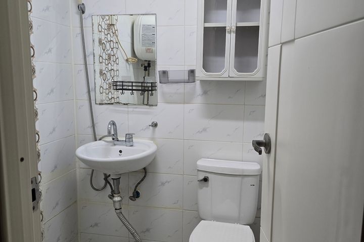 Room 405 5th image