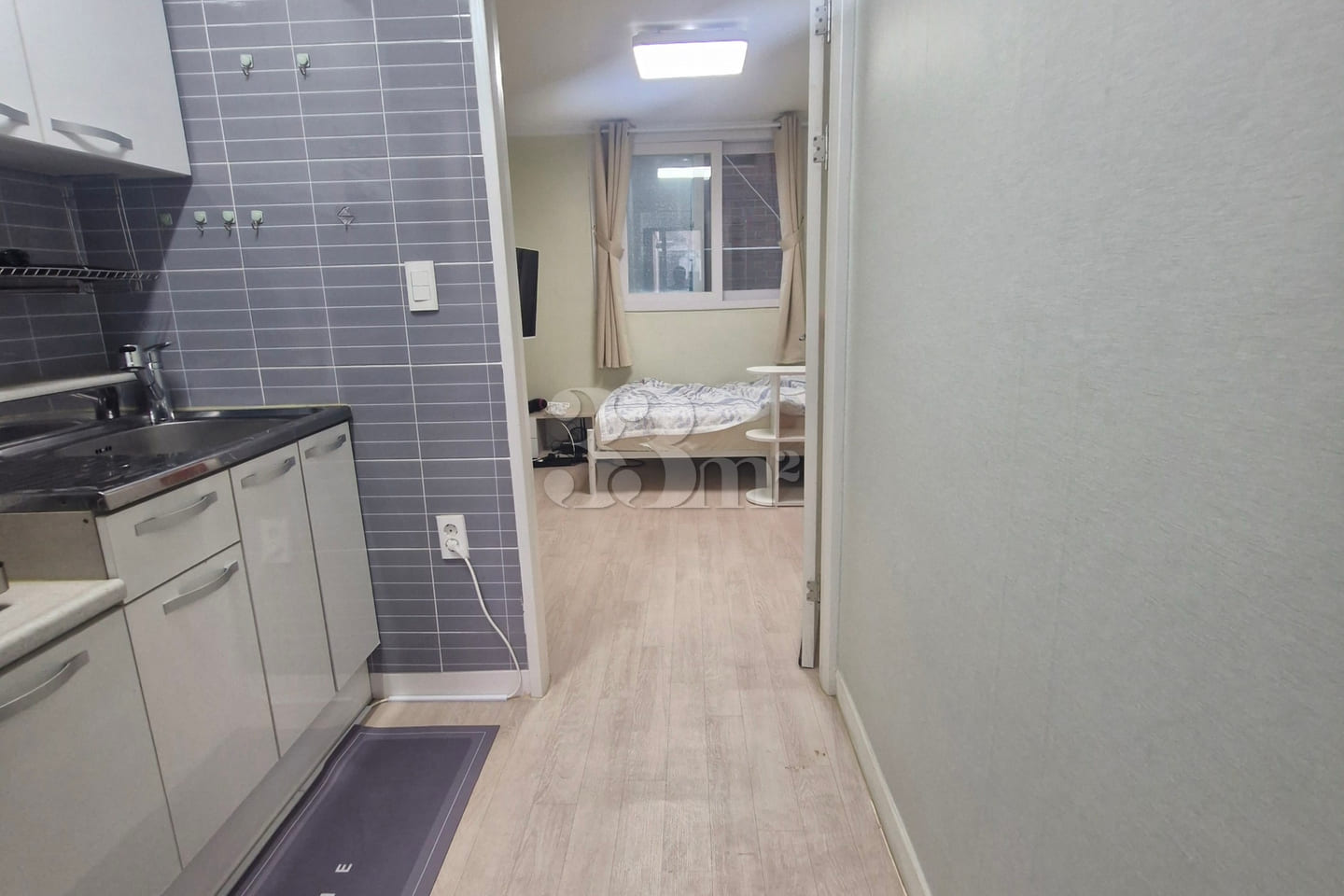Studio apartment with a separate kitchen 3th image