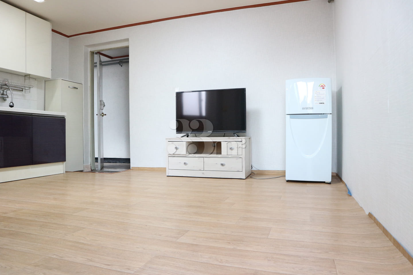 Sun-drenched Two-Room Unit 5th image