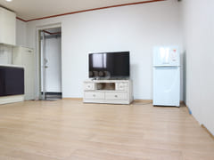 Sun-drenched Two-Room Unit 5th image