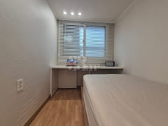Fully furnished, renovated, 5th floor with el 1th image