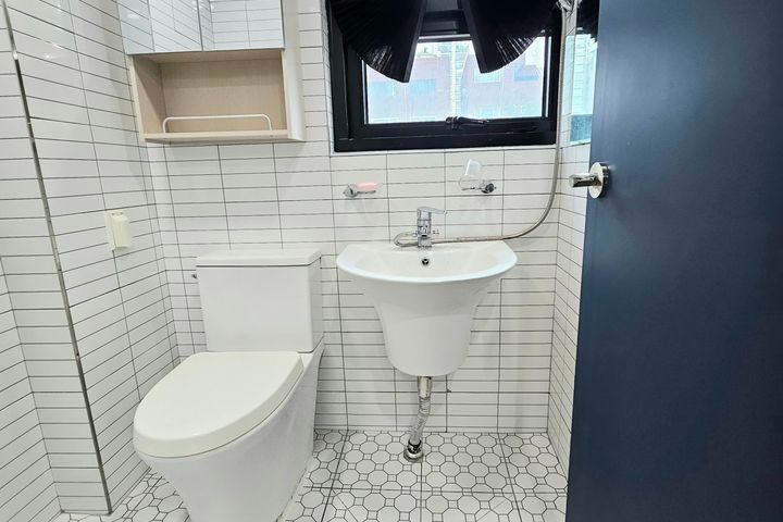 A great house to live in near the subway stat 6th image