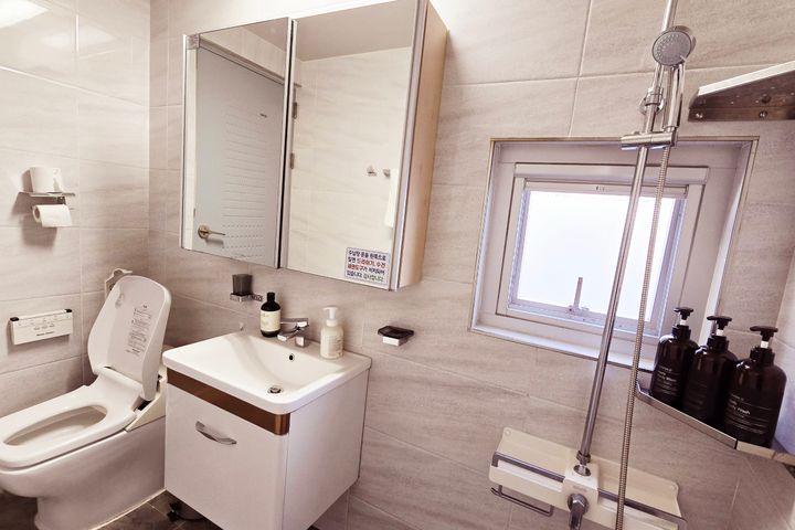 Spacious rooms and ocean views. 10th image