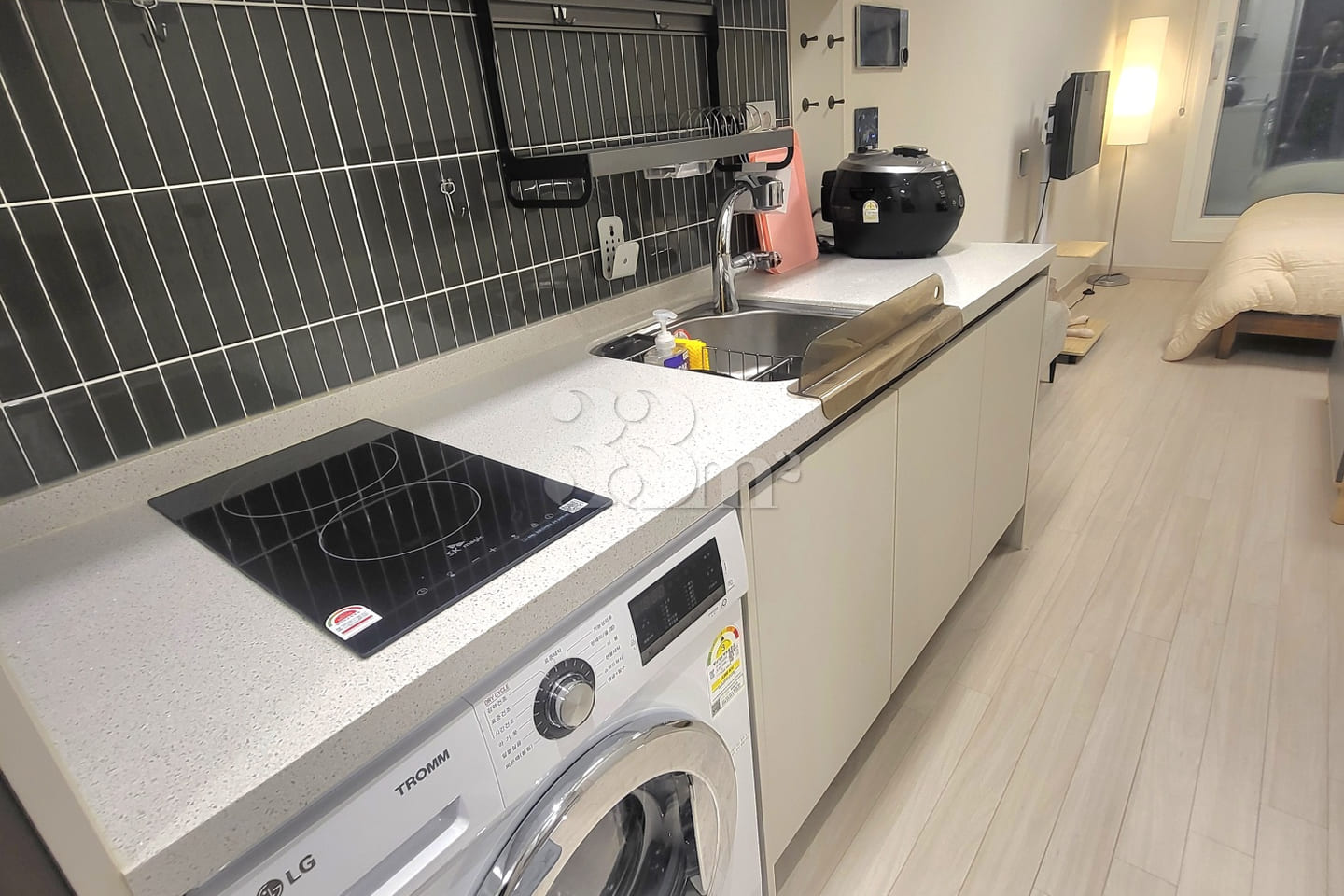 New studio apartment in a prime location righ 5th image