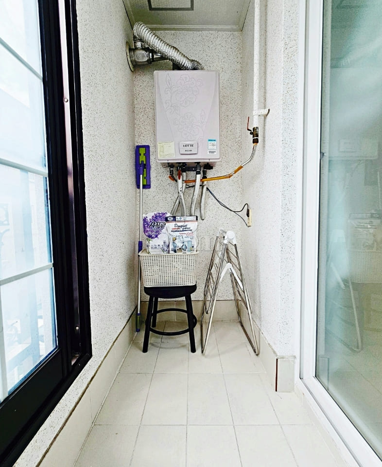 Fully furnished studio apartment near the cou 17th image