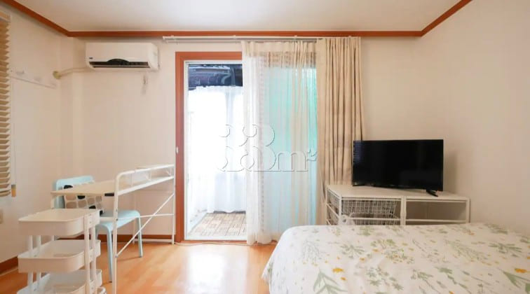 Studio with separate kitchen, 1 minute from S 11th image