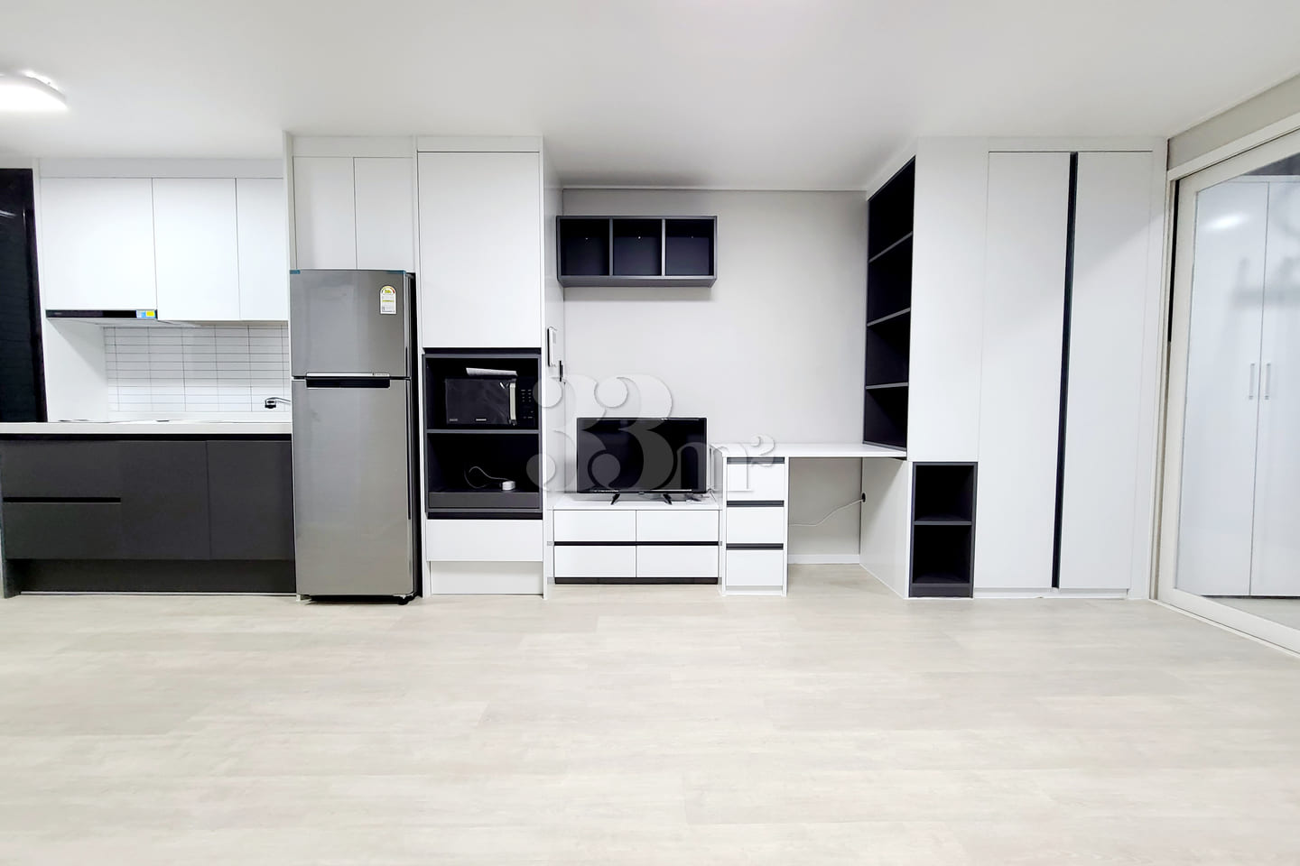Clean, fully-furnished studio apartment 3th image