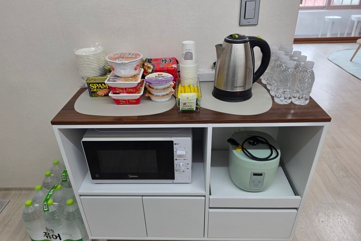Spacious, Great-Value 2-Room Unit (Sleeps 3) 13th image