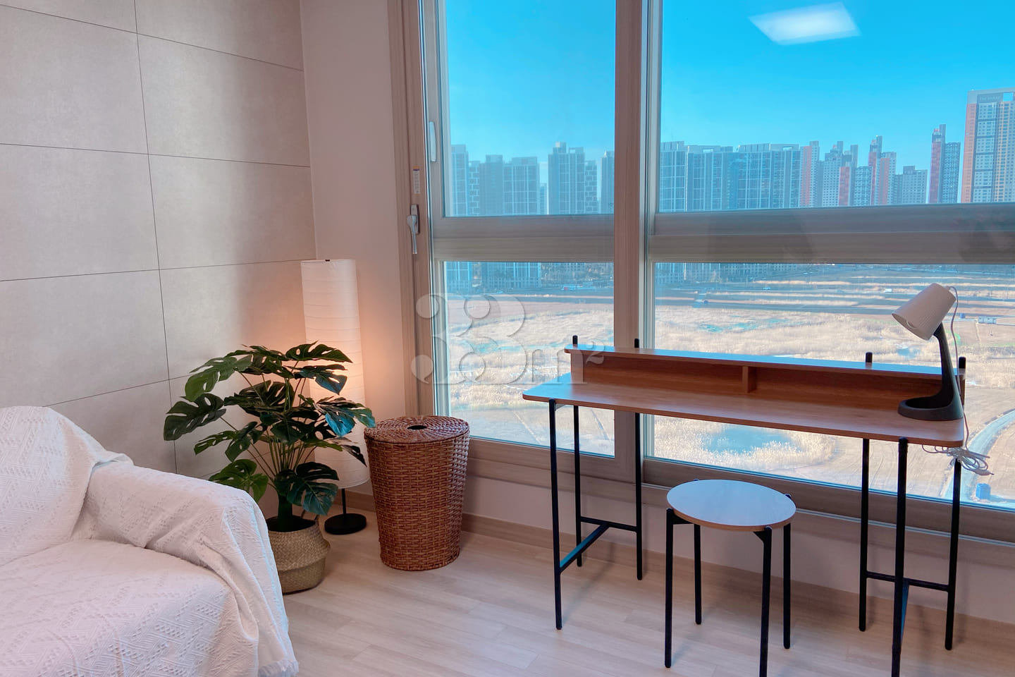 3 bedrooms, 2 bathrooms, spacious living room 0th image